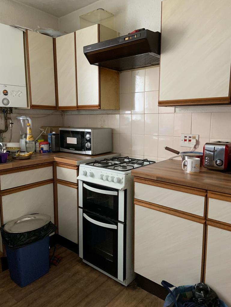 Lot: 62 - BLOCK OF FLATS FOR INVESTMENT - Ground Floor Flat Kitchen